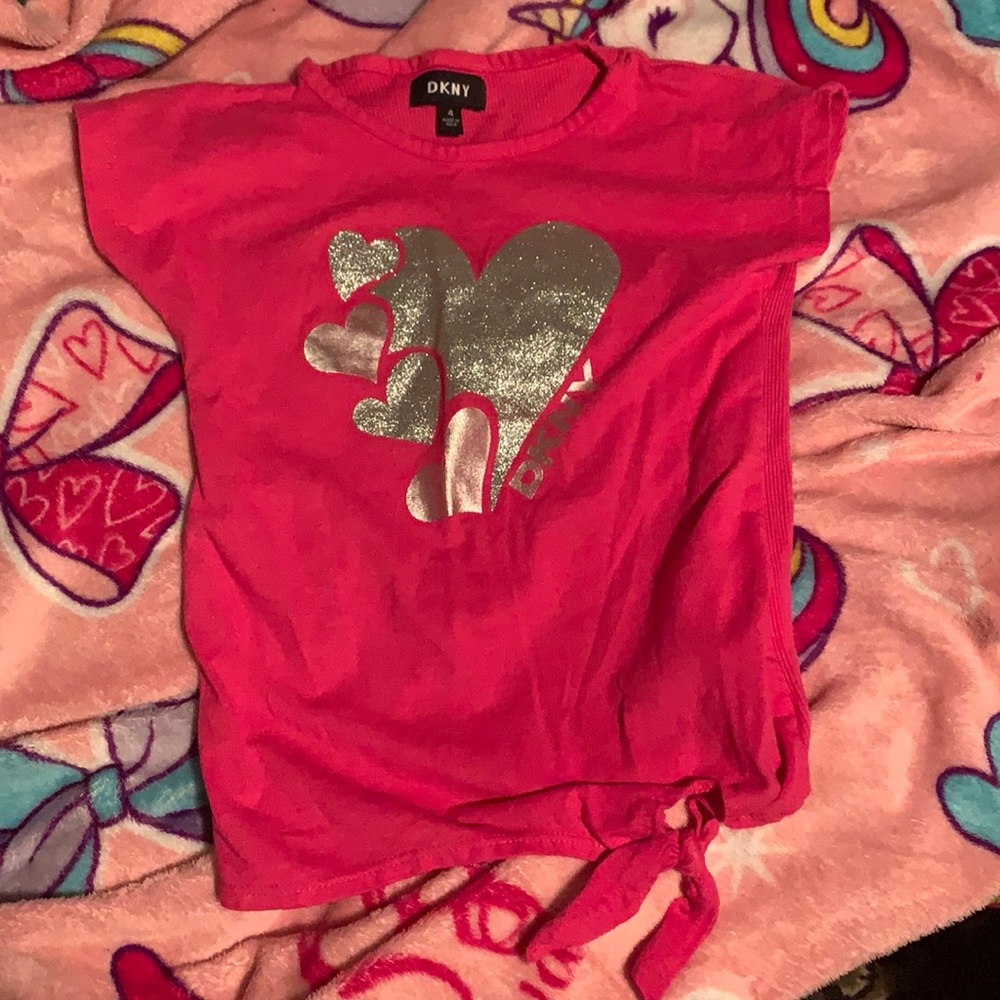 $5! Pink Donna Karan (DKNY) Tee!🚫MUST BUNDLE (3) $5 ITEMS TO GET DISCOUNT! 🚫